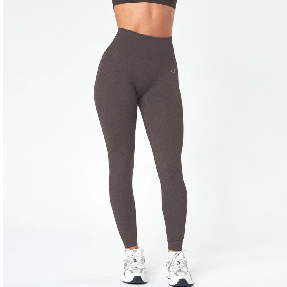 High-Waisted Brown Leggings. V-Seam